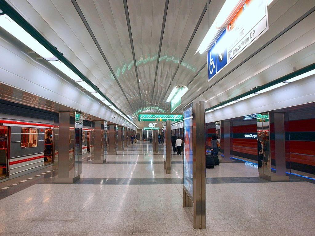 Cozy Room At Metro Station, Private Bathroom, 9Minutes Oldtown, 15Minutes Airport, Wifi Prága Kültér fotó